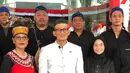 Menteri Pariwisata, Sandiaga Uno tampil mengenakan pakaian Bugis dengan atasan putih dipadukan kain bugis sesuai dengan tempat kelahiran sang ayah. [Pribadi]