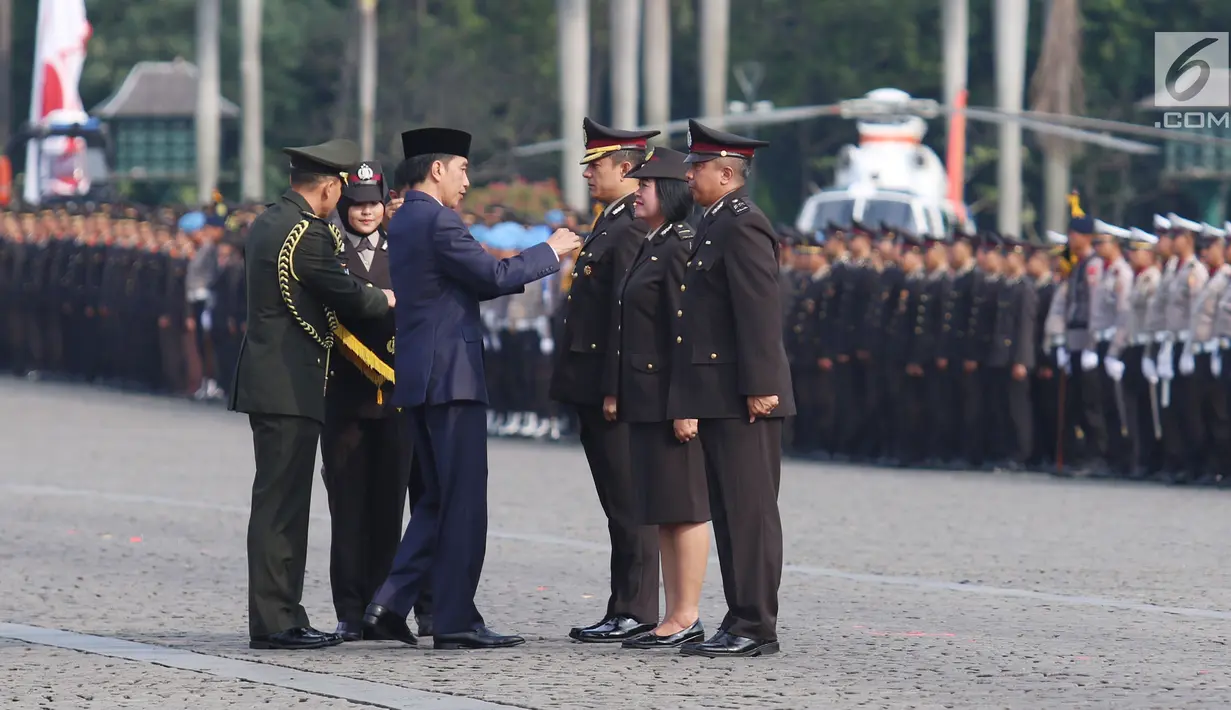 Presiden Joko Widodo (Jokowi) menganugerahkan Bintang Bhayangkara Narariya kepada sejumlah polisi terpilih saat peringatan HUT ke-71 Bhayangkara di Lapangan Silang Monas, Jakarta, Senin (10/7). (Liputan6.com/Angga Yuniar)