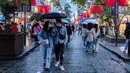 Para wisatawan menikmati suasana di Changsha, Provinsi Hunan, China tengah, pada 5 Oktober 2020, hari kelima libur Hari Nasional dan Festival Pertengahan Musim Gugur. (Xinhua/Chen Sihan)