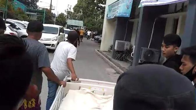 Cuplikan gambar viral, massa menjemput paksa jenazah yang diduga PDP dari rumah sakit di Bekasi. (Istimewa)