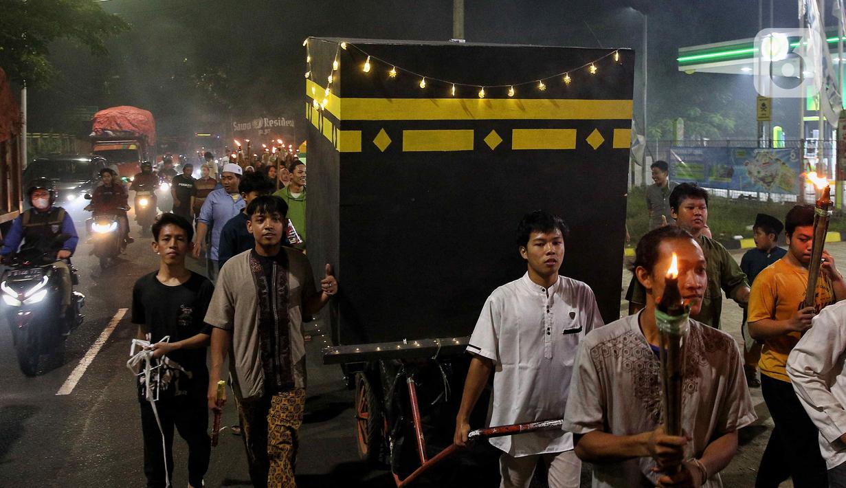 Peserta pawai mengenakan pakaian muslim, serta menampilkan berbagai ornamen Islami, dan nyanyian bernuansa religi. (Liputan6.com/Angga Yuniar)