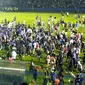 Suporter rusuh usai Arema kalah dari Persebaya di Stadion Kanjuruhan Malang. (Zainul Arifin/Liputan6.com)