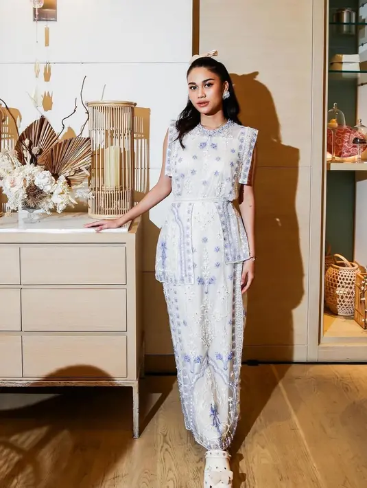 Sementara Azizah Salsha melengkapi outfit one set lace top-nya dengan pita dan anting-anting bunga. [@azizahsalsha_]