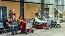 Langkah CGAA dilakukan bersamaan dengan penutupan wilayah udara sepenuhnya di Iran, Irak, Yordania, dan Israel. Tampak dalam foto, penumpang yang terlantar menunggu di Bandara Internasional Velana di Male pada Minggu 1 Maret 2026 setelah pembatalan beberapa penerbangan tujuan Timur Tengah. (Mohamed Afrah/AFP)