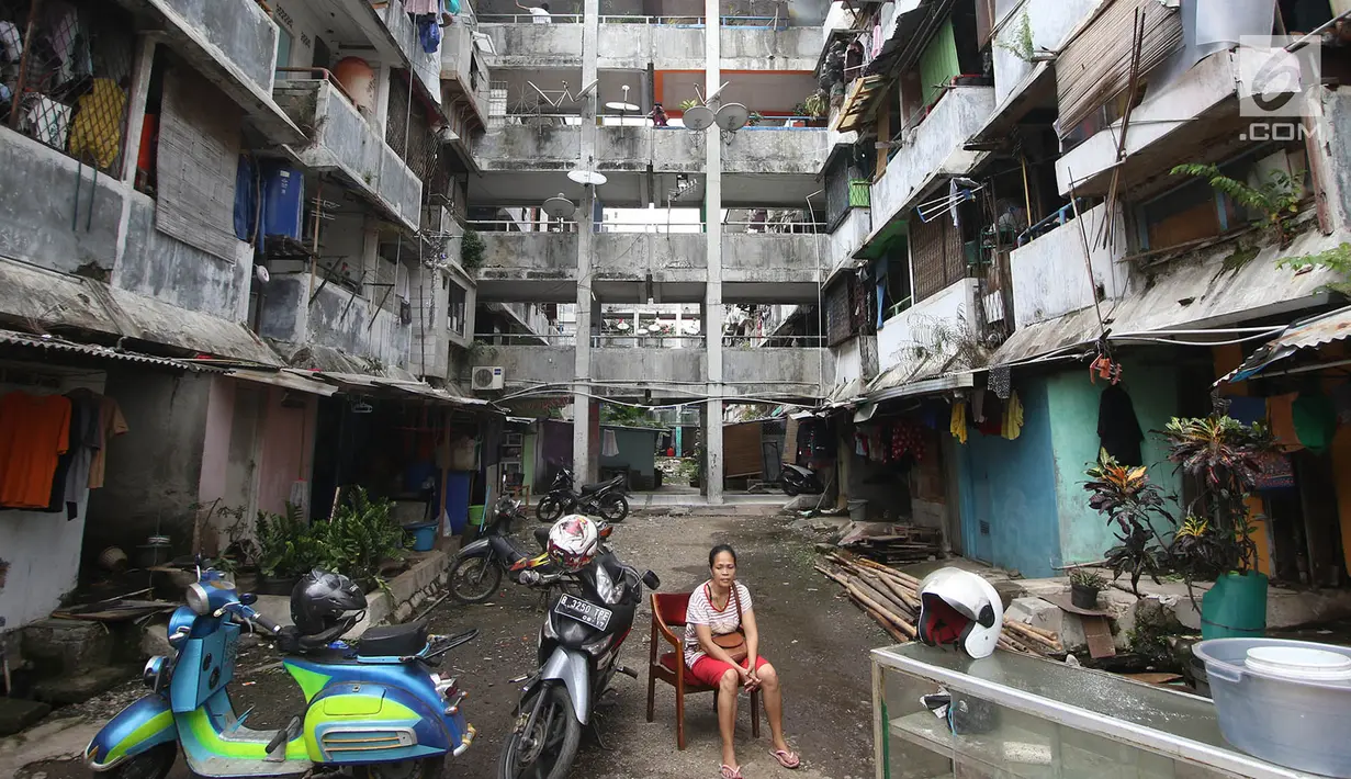 Seorang ibu menyaksikan pembongkaran bangunan liar di sekitar rusunami Bidaracina, Jakarta Timur, Kamis (14/9). Pembongkaran tersebut bagian dari penertiban bertahap bangunan liar yang tersebar di beberapa Rusunami. (Liputan6.com/Immanuel Antonius)