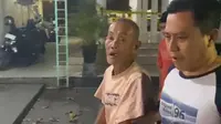Kakek pelaku pembacokan (kiri) ketika dibawa ke Mapolres Tuban. (Dok. Istimewa)