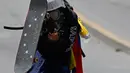 Seorang demonstran mengenakan skateboard-nya untuk tampeng saat bentrokan dengan pasukan keamanan menuntut Presiden Venezuela, Nicolas Maduro mundur di Caracas, Venezuela, (10/7). (AP Photo / Ariana Cubillos)