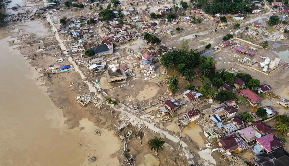 Foto udara yang diambil menggunakan drone ini menunjukkan wilayah yang terdampak banjir bandang di Aceh Tamiang, Pulau Sumatra, Kamis 4 Desember 2025. Kabupaten Aceh Tamiang adalah salah satu wilayah yang mengalami dampak paling parah setelah dihantam banjir bandang dan longsor pada Rabu (26/11/2025) lalu. (AP Photo/Binsar Bakkara)