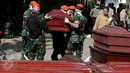 Sejumlah petugas menggotong peti mati di RSUP Haji Adam Malik, Medan, Sumatera utara, Kamis (2/7/2015). Setelah menjalani pemeriksaan dan teridentifikasi, jenazah korban Hercules C-130 akan dipulangkan ke keluarga korban. (Liputan6.com/Johan Tallo)
