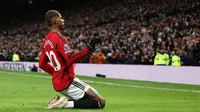 Pemain Manchester United, Marcus Rashford melakukan selebrasi setelah mencetak gol kedua timnya ke gawang Tottenham Hotspur pada laga lanjutan Liga Inggris 2023/2024 di Old Trafford, Manchester, Inggris, Senin (15/01/2024) dini hari WIB. (AFP/Darren Staples)