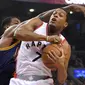 Pemain Toronto Raptors, Kyle Lowry #7 berusaha mengamankan bola rebound dari kejaran pemain Cleveland Cavaliers, Tristan Thompson #13 pada laga NBA di Air Canada Centre, (6/12/2016). (Reuters/Dan Hamilton-USA TODAY Sports)