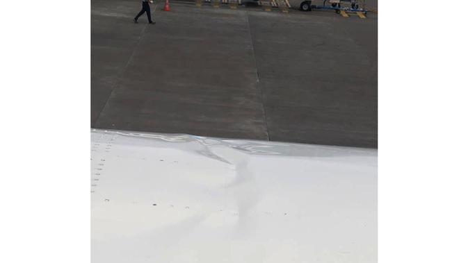 Penyok di bagian sayap pesawat. (sumber: twitter @AeronewsRO)