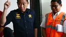 Menteri ESDM Ignasius Jonan memantau aktivitas Gunung Anak Krakatau dari Pos Pantau di Serang, Banten, Jumat (28/12). Jonan menegaskan bahwa peningkatan status ini berdasar pengamatan dan analisis data visual maupun instrumental. (Merdeka.com/Imam Buhori)