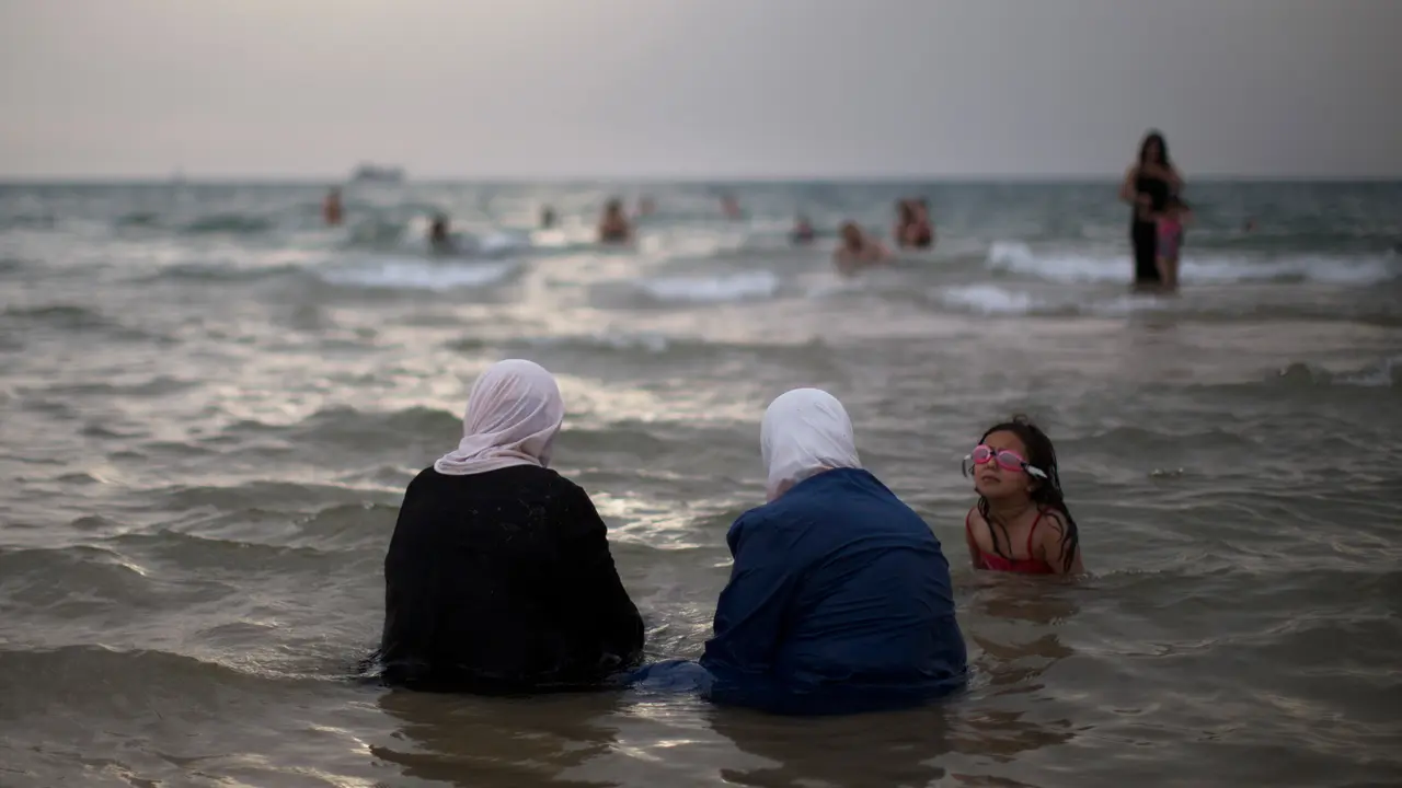 Libur Lebaran, Warga Palestina Serbu Pantai Israel