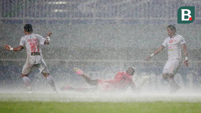 Foto: Sempat Dihentikan Akibat Hujan Deras, Laga Persiraja Kontra Persija di Pekan ke-6 BRI Liga 1 Tuntas 0-0 hingga Babak Pertama Usai