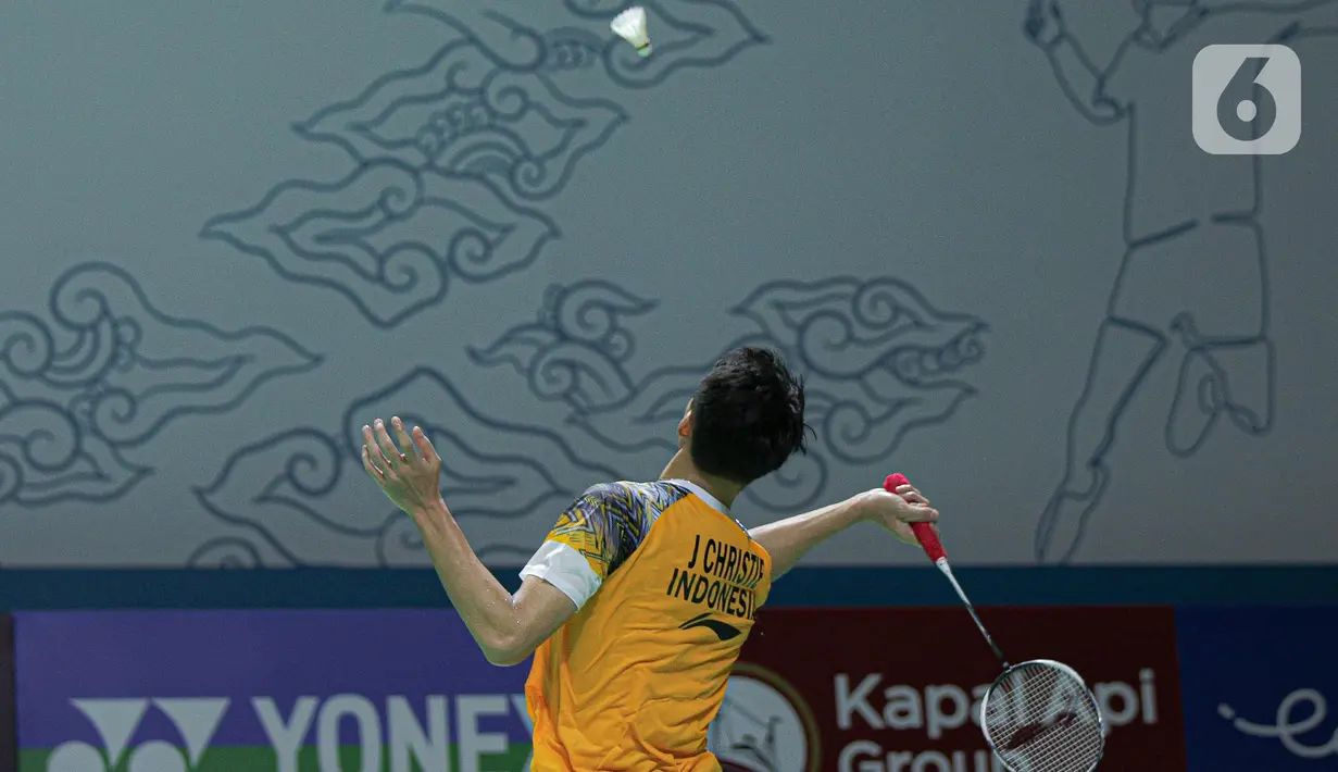 Pebulu tangkis tunggal putra Indonesia Jonatan Christie mengembalikan servis ke arah tunggal putra China Zhao Jun Peng pada babak 16 besar Indonesia Open 2022 di Istora Senayan, Jakarta, Kamis (16/6/2022). Jonatan Christie atau akrab disapa Jojo menyerah 12-21, 21-18, 14-21. (Liputan6.com/Faizal Fanani)