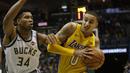 Pebasket Milwaukee Bucks, Giannis Antetokounmpo, berusaha meenghadang pebasket LA Lakers, Kyle Kuzma, pada laga NBA di Bradley Center, Minggu (12/11/2017). Bucks menang 98-90 atas LA Lakers. (AP/Darren Hauck)