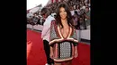 Pada 24 Agustus lalu, penyanyi Usher tertangkap basah oleh seorang fotografer saat tengah melirik bokong seksi Kim ketika melenggang di red carpet MTV Video Music Award di California. (Dailymail)