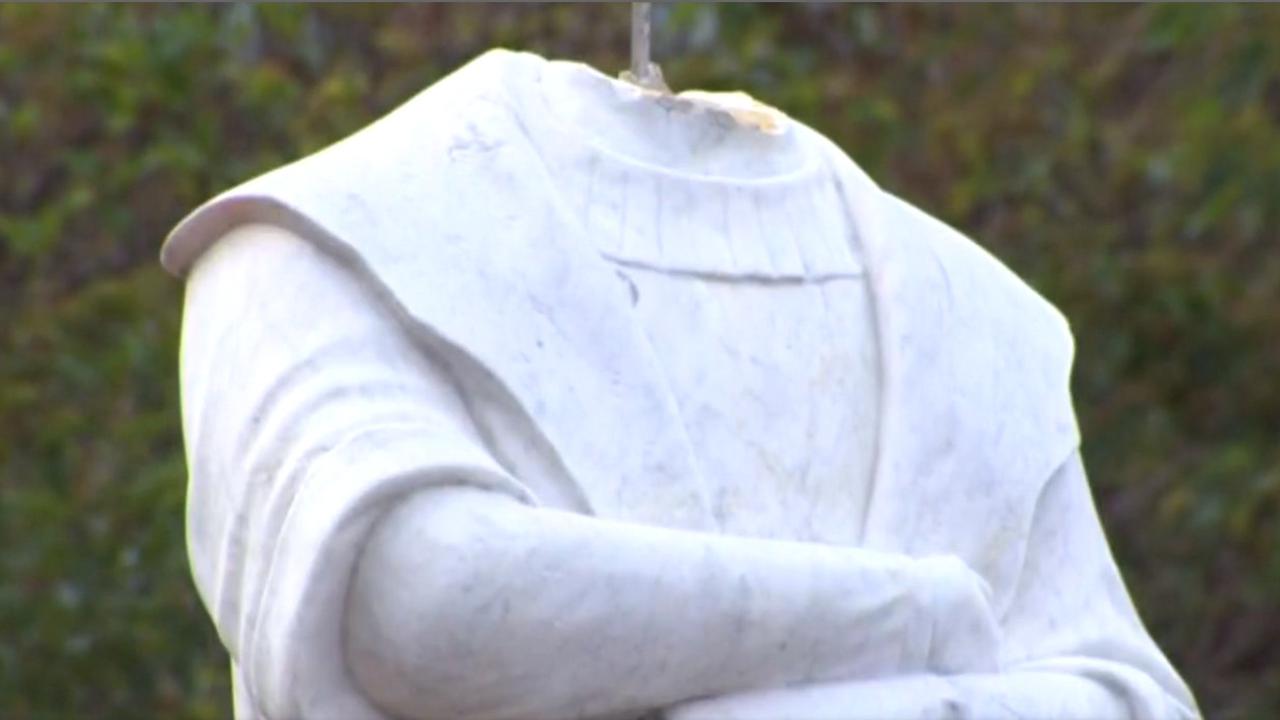 Patung Christopher Columbus dipenggal di kota Boston.