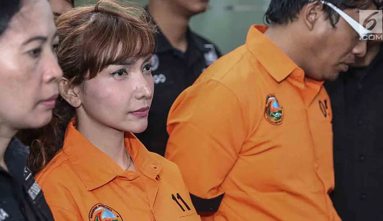 Artis dan sosialita Roro Fitria dihadirkan pada saat rilis kasus narkoba di Polda Metro Jaya, Jakarta, Kamis (15/2). Riasan tebal masih menghiasi wajah Roro Fitria meski dengan kondisi rambut berantakan. (Liputan6.com/Pool)