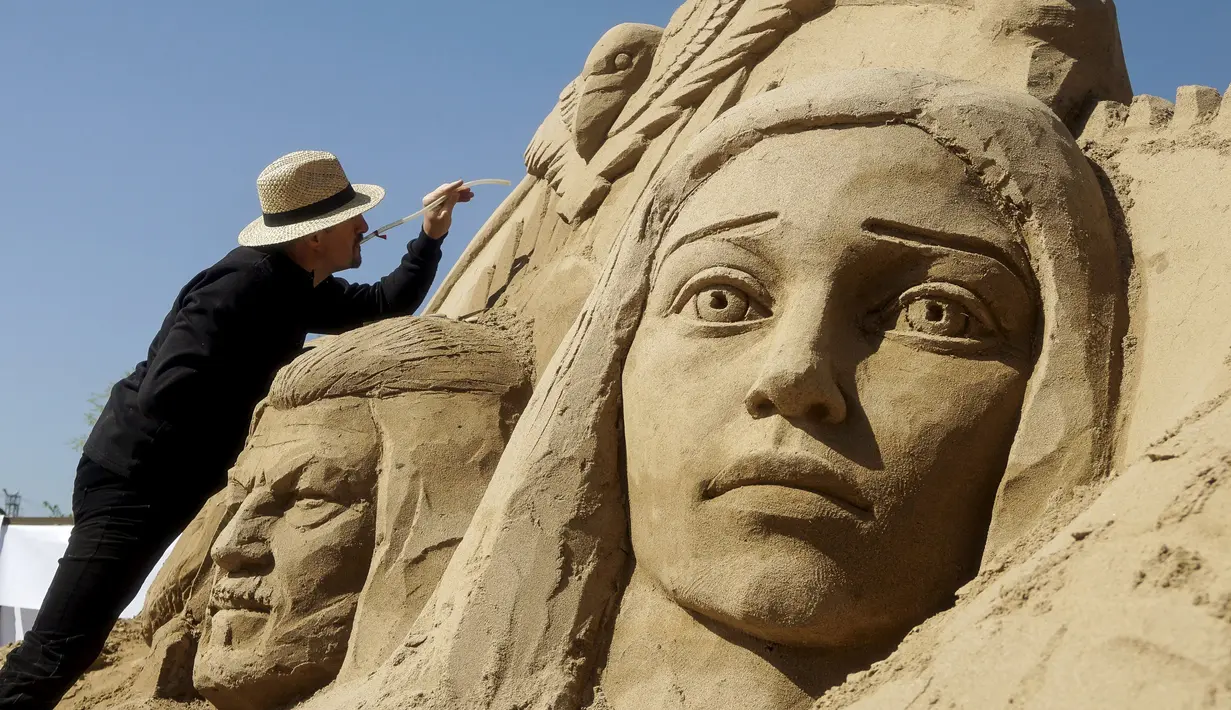 Seniman asal Ukraina Andrey Vazhinsky membuat  patung dari pasir selama mengikuti festival Sand Sculpture bertema " Sand Fantasy " di Kazakhstan , 15 April 2016. Festival ini diikuti beberapa seniman hebat dari berbagai dunia. (REUTERS / Shamil Zhumatov)