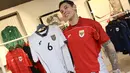Ganindra Bimo memamerkan dua jersey terbaru Timnas Indonesia di pabrik yang berada daerah Bandung, Jawa Barat pada Rabu (12/2/2025). (Bola.com/Abdul Aziz)