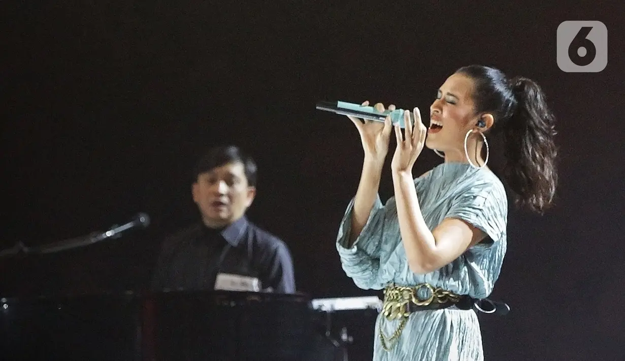 Aksi panggung Raisa saat konser Inspirasi Cinta Yovie and His Friends di Sasana Budaya Ganesha (Sabuga) ITB, Bandung, Rabu (20/11/2019). Lebih 30 lagu hits ciptaan Yovie dibawakan dengan berbagai versi, memanjakan telinga,visual, dan rasa di konser tersebut. (Fimela.com/Bambang E. Ros)