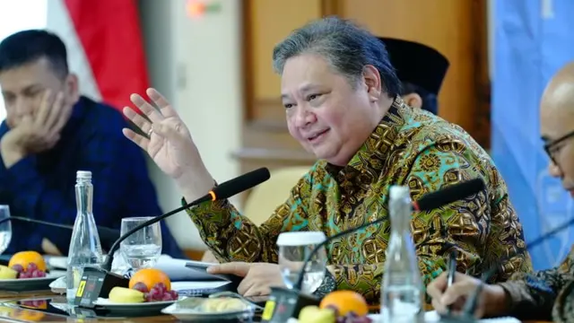 Menko Bidang Perekonomian RI Airlangga Hartarto saat melakukan dialog dengan mahasiswa dan alumni Departemen Teknik Mesin UGM di Yogyakarta. (Foto: ekon.go.id)