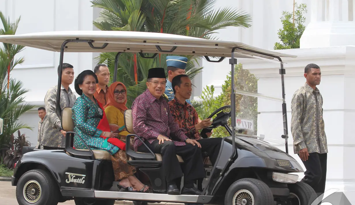 Jokowi dan JK tiba di lokasi pemotretan dengan mengendarai mobil khusus istana, Jakarta, Senin (27/10/2014). (Liputan6.com/Herman Zakharia)