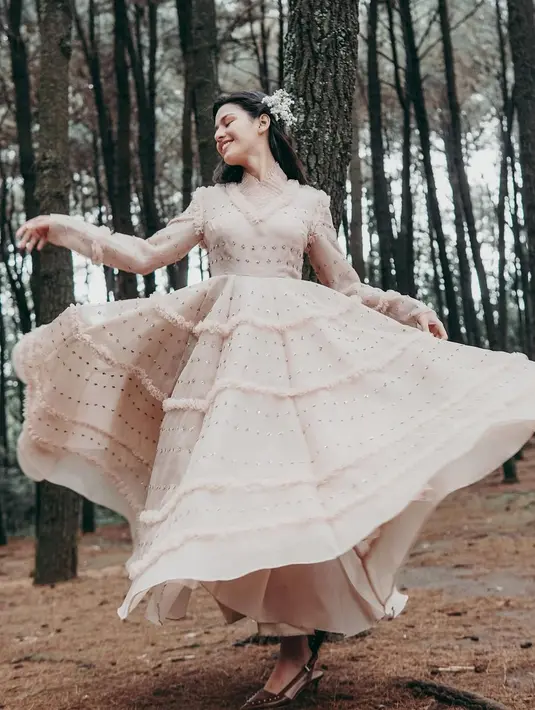 Rok pada gaun yang ia kenakan makin menguatkan penampilan Susan Sameh jadi memukau. Terlihat pose dansanya di hutan pinus bak di negeri dongeng.(Liputan6.com/IG/@susansameeh).
