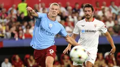 Erling Haaland tampil gemilang saat laga debutnya di Liga Champions bersama Manchester City. Ia berhasil melesatkan dua gol untuk kemenangan 4-0 The Cityzens. Atas torehan tersebut, Haaland kini mampu menciptakan rekor baru. Berikut daftarnya. (AFP/Thomas Coex)