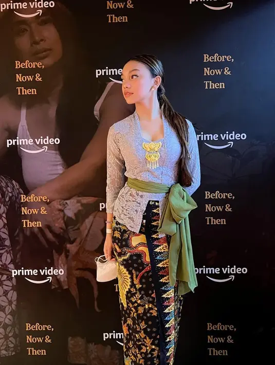 Memakai kebaya khas Bali, gaya Naura Ayu ini mencuri perhatian netizen. Dirinya terlihat begitu anggun dengan kebaya serta kain batik dan selendang hijau. (Liputan6.com/IG/@naura.ayu)