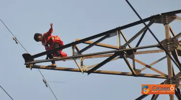 Citizen6, Jakarta: Bahkan wanita yang diduga stres tersebut tidak hanya duduk tetapi juga melakukan akrobatik di atas menara. (Pengirim: Firman Prasetya)