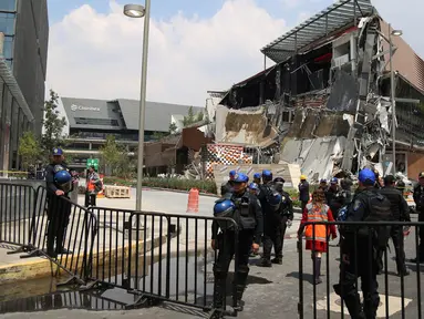 Pusat perbelanjaan Mal Artz Pedregal yang baru dibuka roboh di Mexico City, Meksiko, Kamis (12/7). Tidak ada korban jiwa dalam peristiwa yang diduga karena kegagalan konstruksi tersebut. (AP Photo/Anthony Vazquez)Pusat perbelanjaan Artz Pedregal yang baru