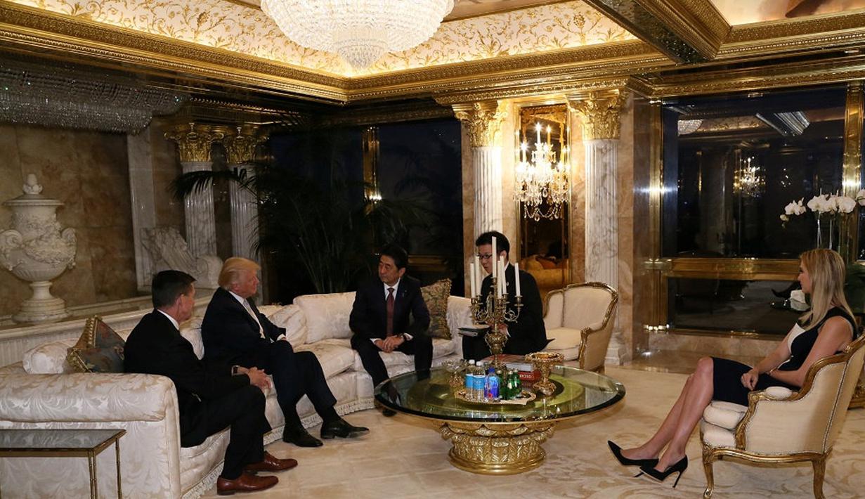 Suasana pertemuan PM Jepang Shinzo Abe dengan Donald Trump di Trump Tower di Manhattan, New York, AS (17/18). Shinzo Abe Menjadi pemimpin asing pertama yang bertemu dengan Donald Trump. (Cabinet Public Relations Office/HANDOUT via Reuters)