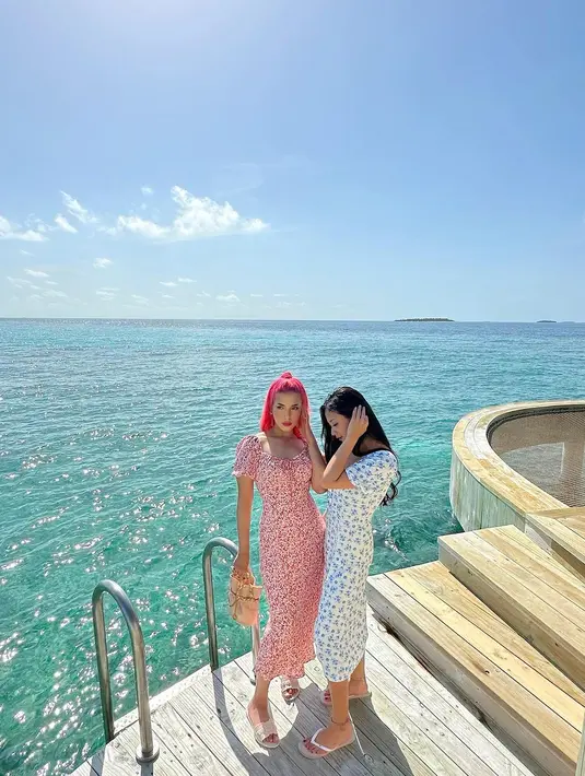 Floral dress berwarna merah dipilih Tasya Farasya untuk OOTD berikutnya. Bikin penampilannya senada dari atas ke bawah [@tasyafarasya]