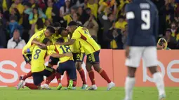 Selebrasi para pemain Kolombia setelah terjadinya gol bunuh diri oleh pemain Ekuador pada laga Piala Amerika Selatan U-20 di El Campin Stadium, Bogota, Kolombia (6/2/2023). Kolombia lolos ke Piala Dunia U-20 2023 dengan status peringkat ketiga Piala Amerika Selatan U-20 2023 pada fase kualifikasi tahap akhir yang diikuti 6 negara. Dari total 10 kali tampil di ajang Piala Dunia U-20, prestasi terbaik Kolombia adalah satu kali menjadi peringkat ketiga pada edisi 2003. (AFP/Daniel Munoz)