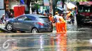 Sebuah mobil terpaksa dinaikan ke mobil derek akibat mogok karena menerobos banjir di jalan Pejaten Raya, Jakarta Selatan, Kamis (21/4/2016). Akibat banjir, kemacetan panjang terjadi di Jalan Pejaten Raya. (Liputan6.com/Yoppy Renato)