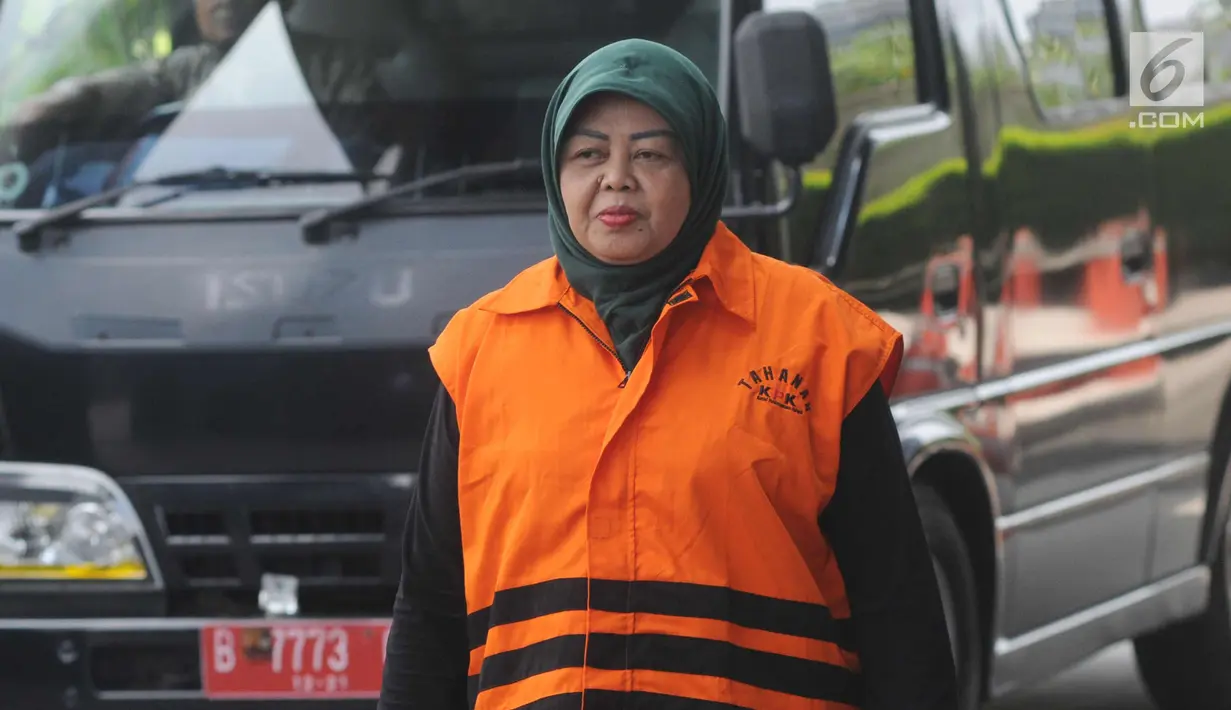 Anggota DPRD Kota Malang dari Partai Golkar Rahayu Sugiarti tiba di gedung KPK, Jakarta, Rabu (28/3). Rahayu Sugiarti diperiksa sebagai tersangka dugaan suap pembahasan APBD-P Pemerintah Kota Malang Tahun Anggaran (TA) 2015. (Merdeka.com/Dwi Narwoko)