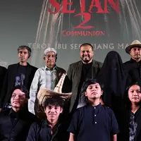 Sejumlah pemeran dan kru Film Pengabdi Setan 2: Communion saat konferensi pers di Jakarta, Selasa (2/8/2022). Film Pengabdi Setan 2: Communion segera tayang di bioskop di Indonesia pada 4 Agustus mendatang. Cerita yang masih disutradarai oleh Joko Anwar itu masih menggaet sejumlah pemeran lamanya, seperti Tara Basro, Endy Arfian, Nasar Annuz, dan Bront Palarae serta Ayu Laksmi. (Liputan6.com/Herman Zakharia)