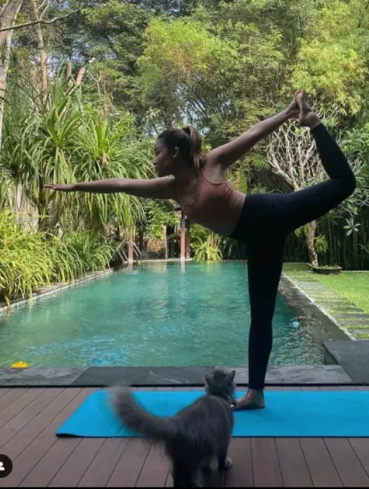 Rumah keluarga Dita memiliki halaman belakang dengan kolam renang dan area hijau. [Instagram Kirana Karang]