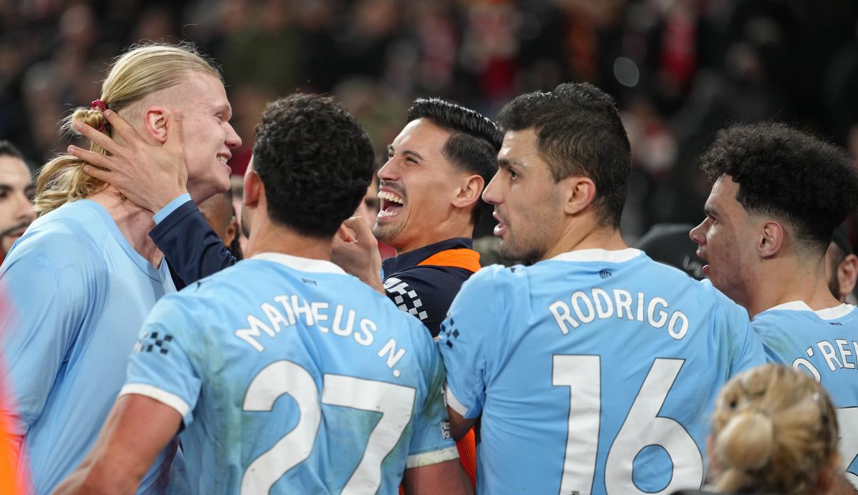 Para pemain Manchester City merayakan gol yang dicetak oleh Erling Haaland pada laga Liga Inggris di Stadion Anfield, Senin (9/2/2026) dini hari WIB. (AP Photo/Jon Super)