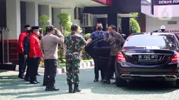 Presiden Joko Widodo atau Jokowi turun dari mobil saat tiba untuk menghadiri rapat kerja nasional (Rakernas) II PDIP di Jakarta, Selasa (21/6/2022). Dengan tema 'Desa Kuat, Indonesia Maju dan Berdaulat', PDIP ingin memperjuangkan perbaikan kehidupan rakyat melalui keputusan-keputusan politik yang jelas. (Liputan6.com/Faizal Fanani)