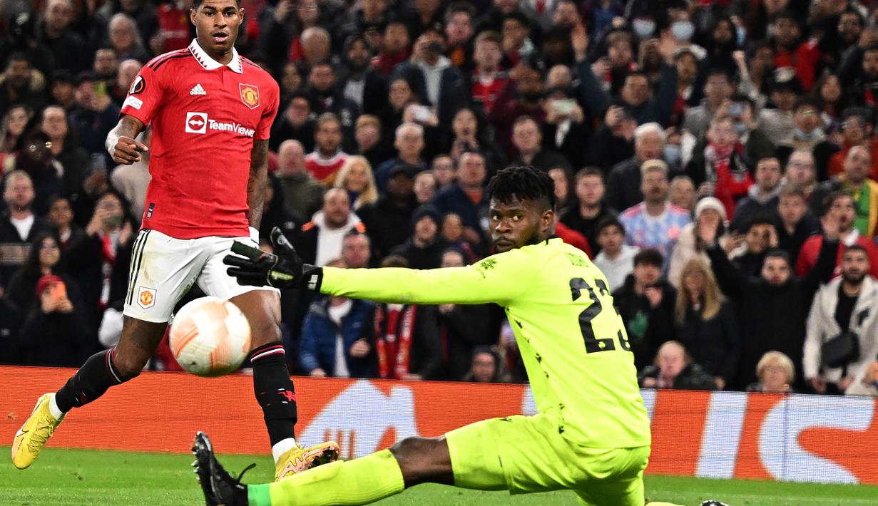 Kiper Francis Uzoho benar-benar menjadi benteng kokoh Omonia. Kiper asal Nigeria itu tercatat 12 kali melakukan penyelamatan untuk menggagalkan peluang emas para pemain tuan rumah. (AFP/Oli Scarff)