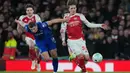 Arsenal pun terus berupaya memecah kebuntuan. Tampak dalam foto, pemain Everton, Vitaliy Mykolenko (tengah) menarik Max Dowman dari Arsenal selama pertandingan lanjutan Premier League musim 2025/2026 melawan Everton di Emirates Stadium, Inggris, Sabtu 14 Maret 2026 waktu setempat atau Minggu (15/3/2026) dini hari WIB. (AP Photo/Kin Cheung)
