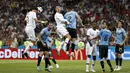 Pemain Portugal, Pepe (kiri) mencetak gol lewat sundulan ke gawang Uruguay pada laga 16 besar Piala Dunia 2018 di Fisht Stadium, Sochi, Rusia, (30/6/2018). Portugal kalah 1-2. (AP/Francisco Seco)