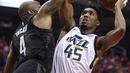 Pemain Utah Jazz, Donovan Mitchell (45) mencoba melakukan dunks melewati pemain Houston Rockets, PJ Tucker pada playoff game kedua NBA basketball di Toyota Center, Houston, (2/5/2018). Utah Jazz menang 116-108. (AP/Eric Christian Smith)