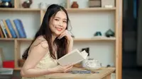 Ilustrasi perempuan tampil cantik dengan lip tint favorit. (c) Liufuyu/Depositphotos