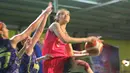 Pebasket Surabaya Fever, Ivonne Sinatra, melakukan lay-up saat melawan Merpati Bali pada laga Srikandi Cup 2017 di GOR Flying Wheel, Makassar, Sabtu (2/12/2017). Surabaya Fever juara setelah mengalahkan Merpati Bali 67-48. (Bola.com/Andhika Putra)