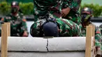 Prajurit TNI Yonif Raider 112/Dharma Jaya mematahkan pipa beton dengan kepalanya saat atraksi dalam upacara sertijab di Banda Aceh, Aceh, Rabu (18/9/2019). Mayor Inf Syarifuddin Liwang menjadi Komandan Yonif Raider 112/Dharma Jaya menggantikan Mayor Inf Agus Alfauzi. (CHAIDEER MAHYUDDIN/AFP)